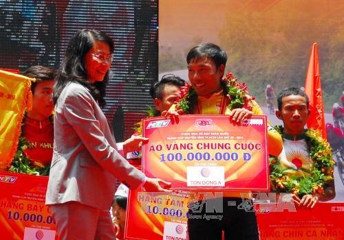 Tay đua Nguyễn Trường Tài giải Nhất chung cuộc nội dung Giải áo vàng. Ảnh: Ngọc Vũ