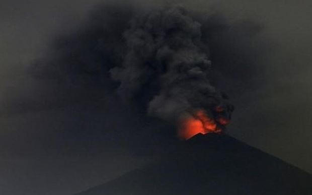 Núi lửa Agung tại Indonesia phun trào.