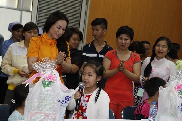 Tham gia đoàn từ thiện còn có ca sĩ Phi Nhung, ca sỹ Long Nhật và ca sỹ Ngọc Anh.