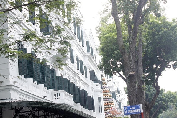 Đây là khách sạn 5 sao với quy mô 364 phòng, được xây dựng theo phong cách Pháp.