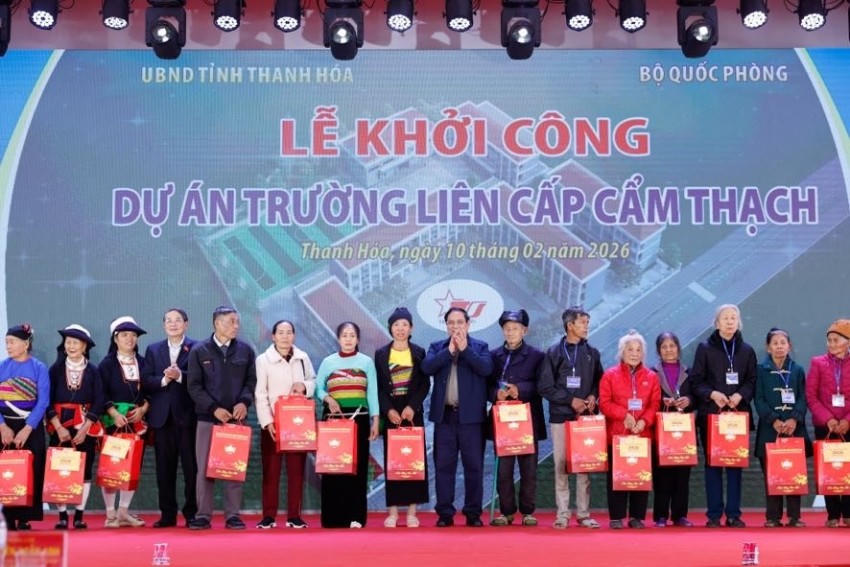 Thủ tướng Chính phủ Phạm Minh Chính tặng quà 100 gia đình chính sách, hộ nghèo trên địa bàn xã Cẩm Thạch và tỉnh Thanh Hoá - Ảnh: Nhật Bắc