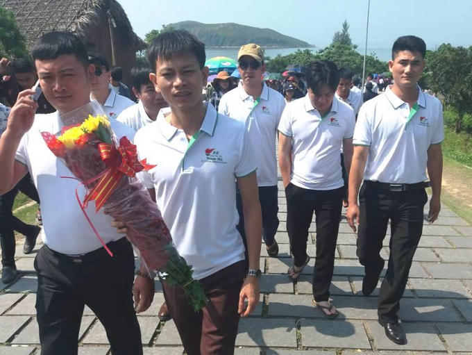 Những hội, nhóm cùng cơ quan, hay bạn bè lâu năm gặp lại cũng tập trung đi viếng mộ.