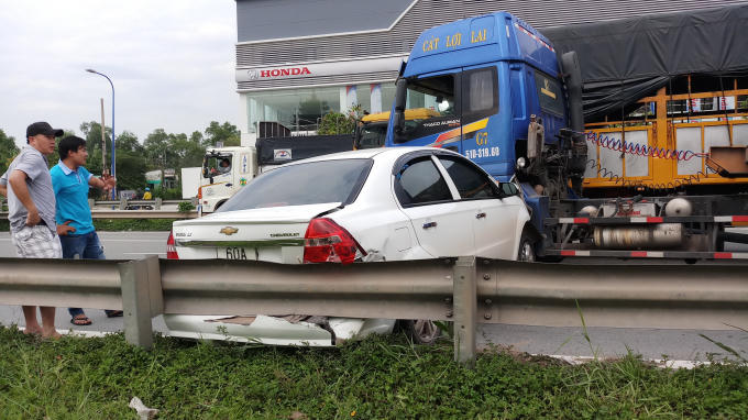 Chiếc ô tô bị kẹp cứng vào lan can đường.