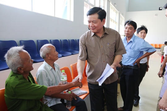 Cử tri Bùi Văn Thanh, ngụ xã Trung An góp ý: “Đã 41 năm, kể từ ngày tôi đi kêu gọi khắp nơi thiết lập bia tưởng niệm cho 500 người bị địch thảm sát giai đoạn 1949-1950, dân sẵn sàng hiến đất để làm mà mãi vẫn không thấy gì. Tôi già yếu lắm rồi, nếu cấp trên không làm xuể thì hãy tạo điều kiện cho dân làm”. - Ảnh nld.com.vn