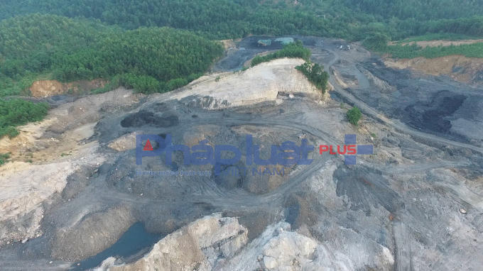 Công trường khai thác nằm cạnh dự án trọng điểm của tỉnh Quảng Ninh ở huyện Vân Đồn.