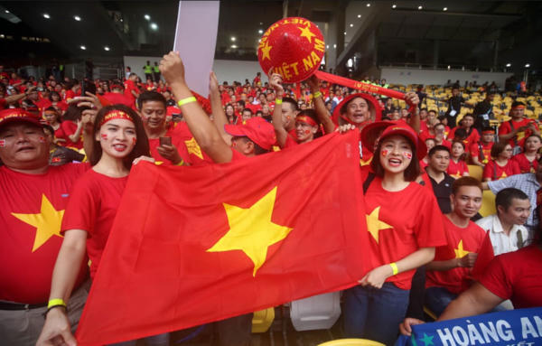 Bất chấp thời tiết không thuận lợi, các cổ động viên Việt Nam vẫn quyết tâm tới sân sớm. Hơn 1 giờ trước trận đấu chung kết lượt đi, cờ đỏ sao vàng của cổ động viên Việt Nam đã tung bay ở Bukit Jalil. (Ảnh: Vnexpress)