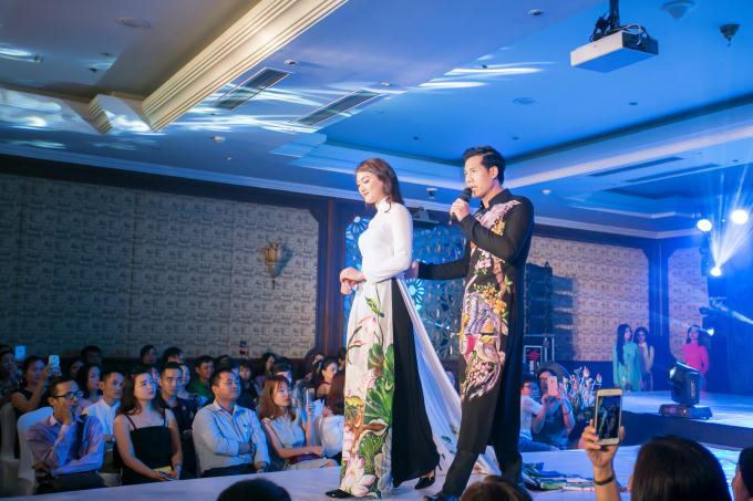 Trình diễn Áo dài “Hương xưa” của NTK Trần Việt Sơn tại Huế