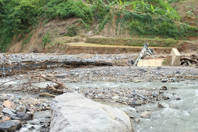 C&acirc;y cầu vừa ho&agrave;n th&agrave;nh được 1 tuần đ&atilde; bị lũ cuốn tr&ocirc;i.