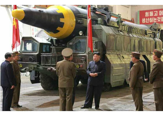 Ông Kim Jong-un luôn trực tiếp theo sát mọi bước thực hiện vụ thử tên lửa.