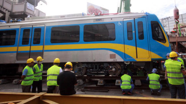 Nguyên mẫu tàu điện MRT3 lắp ráp tại ga MRT Taft ở thành phố Pasay, Philippines. (Nguồn: Inquirer).