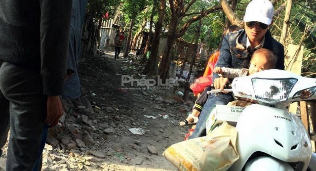 Khiêm hiện tại ăn mặc sành điệu, đi xe xịn sau khi trục lợi từ lòng thương của người khác.