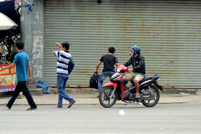 Một nhóm khách vừa bước xuống xe khách.