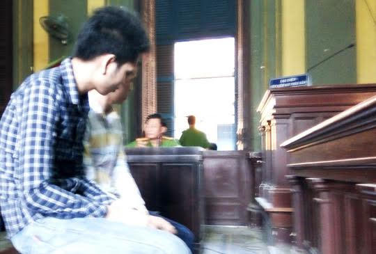 Hai bị cáo Quân và Nhâm tại phiên phúc thẩm.