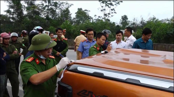 Lực lượng chức năng kiểm tra xe của các đối tượng để lại.