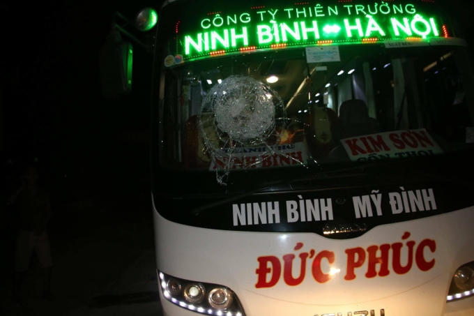 Kính chắn gió trước xe khách đã bị rạn nứt.