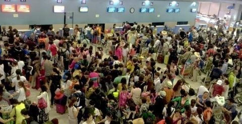 Khách du lịch Trung Quốc ngập tràn Cảng hàng không Cam Ranh vào buổi đêm.