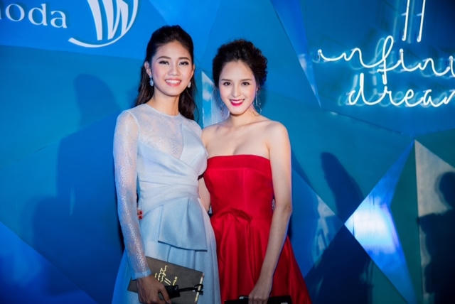 Á hậu Thanh Tú (bên trái).