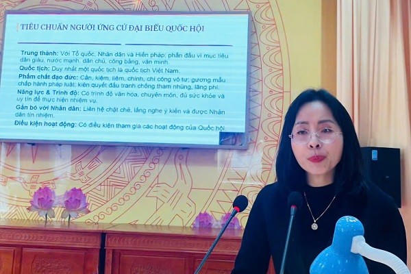 Đại diện Sở Tư pháp phổ biến pháp luật về bầu cử đại biểu Quốc hội và đại biểu HĐND các cấp.