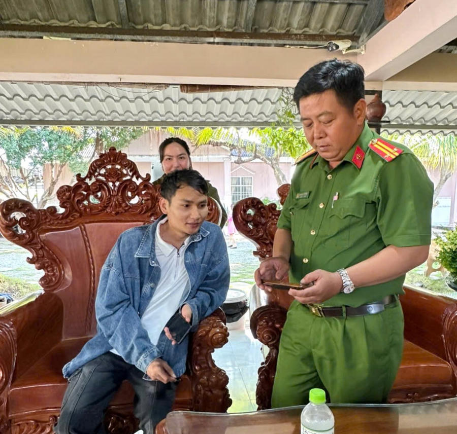 Cán bộ Tổ An ninh Công an phường Hiệp Thành hướng dẫn các cơ sở lưu trú đăng ký, sử dụng phần mềm khai báo lưu trú đối với người nước ngoài.