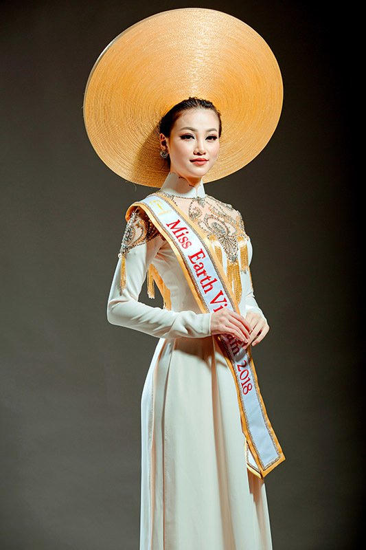 Ngoài lợi thế ngoại hình, người đẹp cũng được khen có gương mặt và nụ cười rạng rỡ. Đại diện Việt Nam ghi điểm bởi tính cách thân thiện, vui vẻ suốt cuộc thi.