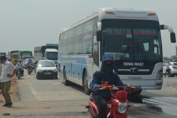 Vụ lật xe tải khiến đoạn đường ùn tắc cục bộ.