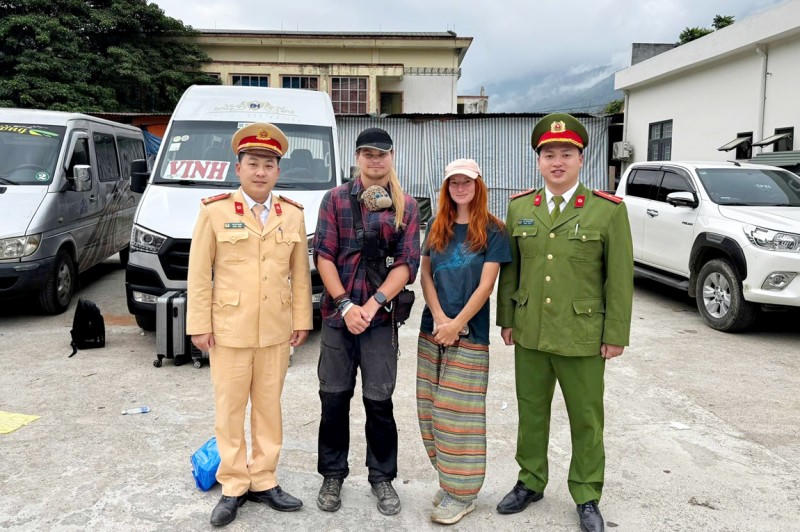 Liên hệ nhà xe hỗ trợ 2 du khách.