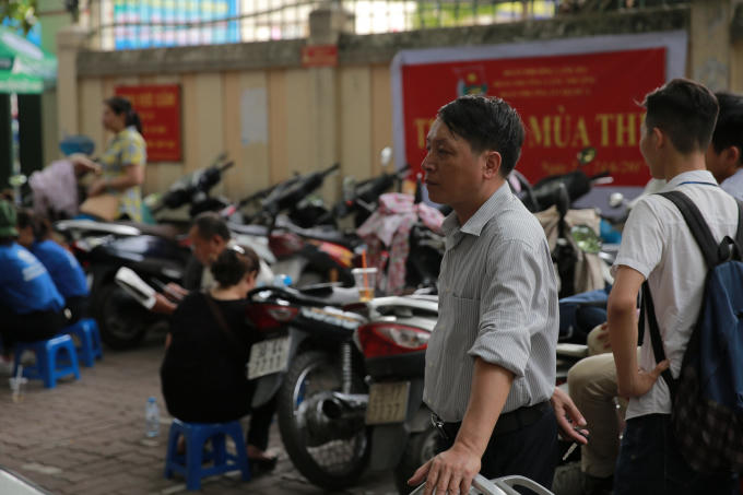 Sự hồi hộp được hiện rõ trên khuôn mặt phụ huynh.