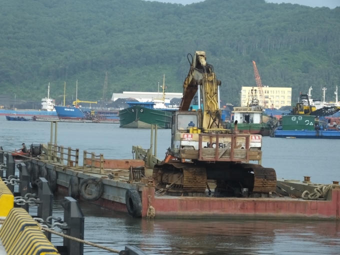 Cảng gang thép đang được nạo vét luồng.