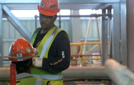 Công nhân túc trực cả ngày lẫn đêm.