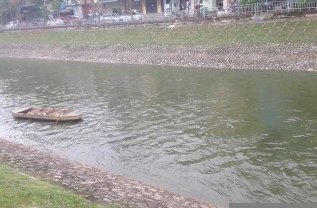 Vì sao nước sông Tô Lịch chuyển màu xanh?