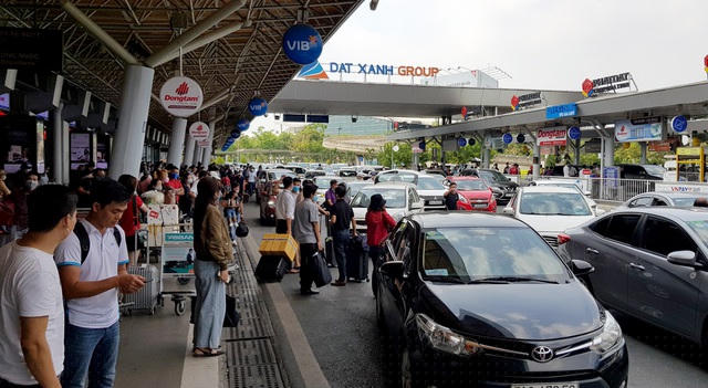 Khu vực đón trả khách ở ga quốc nội đã bắt đầu ùn ứ phương tiện.
