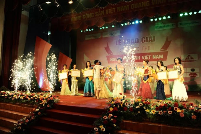 Ban tổ chức cuộc thi cùng các thí sinh và nhà tài trợ chụp ảnh lưu niệm.