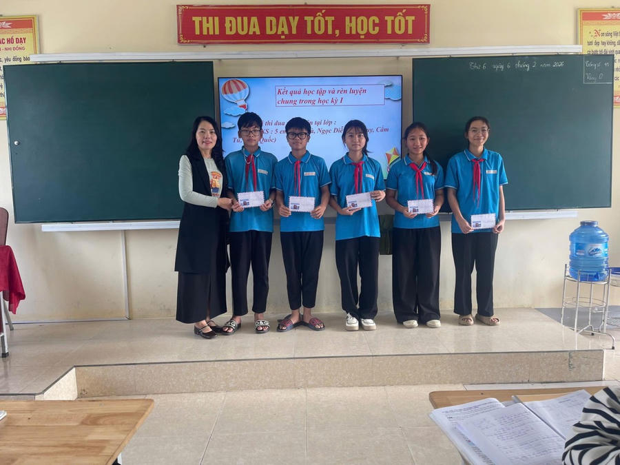 Hành trình học giỏi tiếng Anh đối với Phạm Trấn Quốc (thứ 2 từ trái sang) không hề dễ dàng.