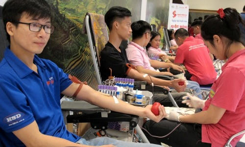 Những người hiến máu tình nguyện được lựa chọn nhận quà bằng hiện vật hoặc dịch vụ khám bệnh từ 1/11. Ảnh. Nam Phương