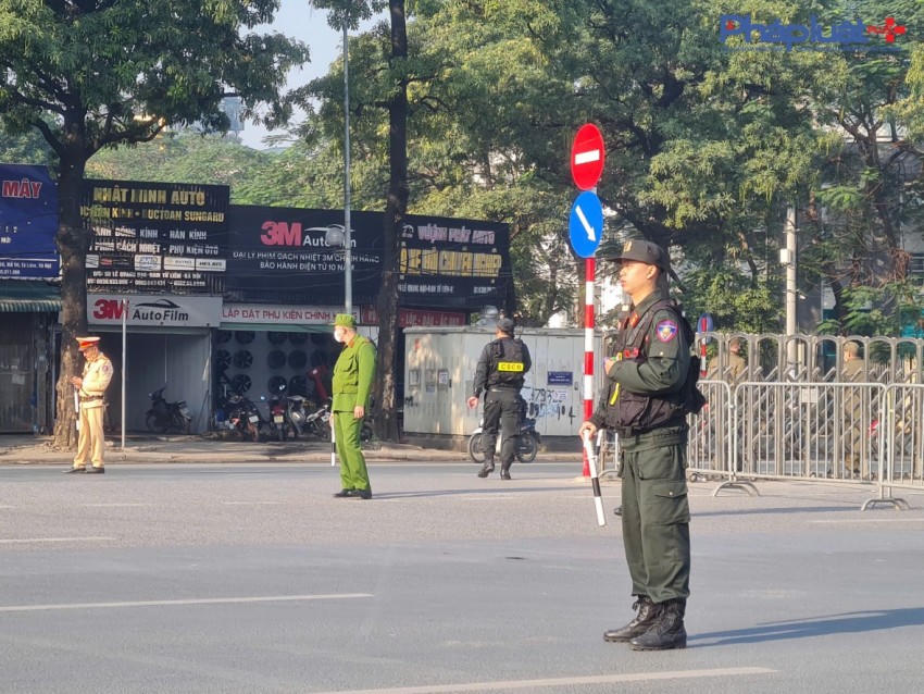 Tại các tuyến đường trọng yếu, các lực lượng chức năng Công an TP Hà Nội được bố trí dày đặc đảm bảo công tác an ninh, an toàn cho sự kiện.