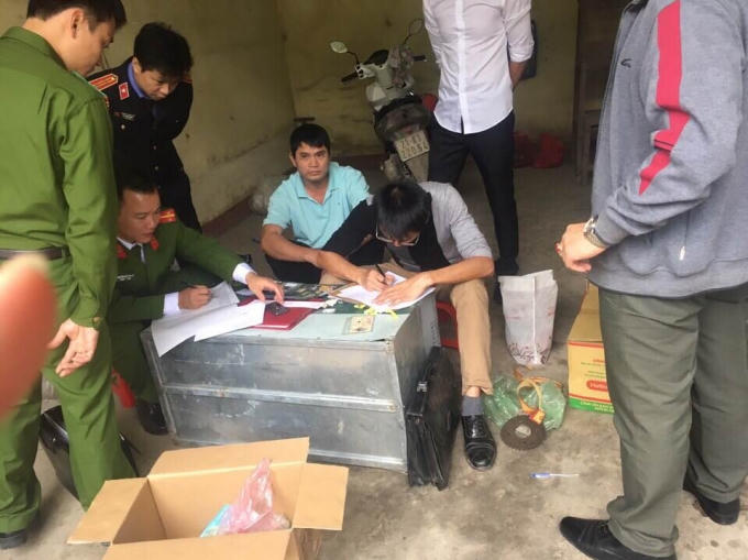 Khám xét khẩn cấp nơi ở của đối tượng Lỗ Văn Dũng.