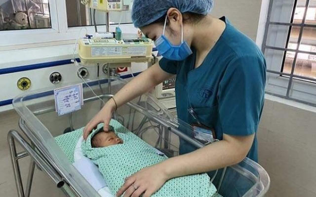 Bé trai sơ sinh sống sót kỳ diệu sau khi bị bỏ rơi dưới hố ga