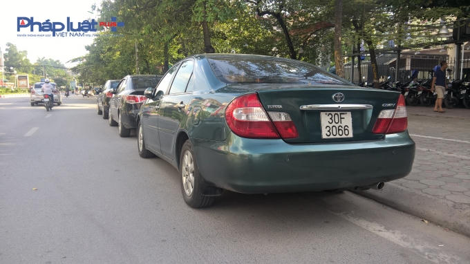 Các xe ô tô của quán bia Thu Hằng đậu dưới lòng đường Nguyễn Phong Sắc.