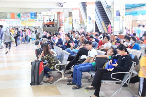Hành khách nằm vật vạ tại các bến xe lớn tại TP Hồ Chí Minh trong ngày 30-4.