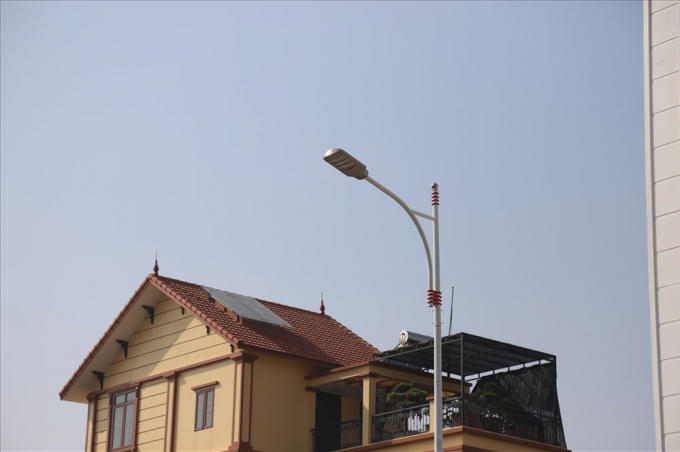 Hệ thống đèn được lắp đặt tại hai bên lề đường.