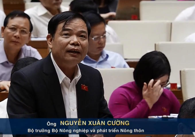 Bộ trưởng Bộ Nông nghiệp và Phát triển Nông thôn trả lời chất vấn.