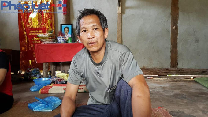 Ông Lý Văn Hù buồn bã ngồi trước bàn thờ con dâu. (Ảnh: Tiến Vũ)