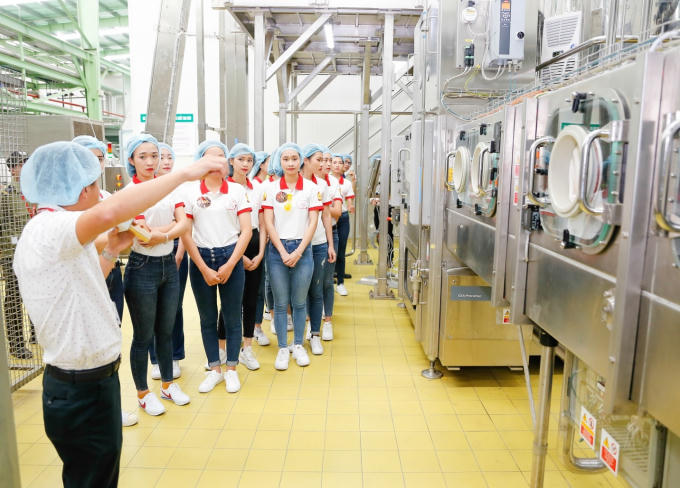 Trước đó Phương Lan cùng các thí sinh có buổi tham quan dây chuyền Aseptic của Tân Hiệp Phát.