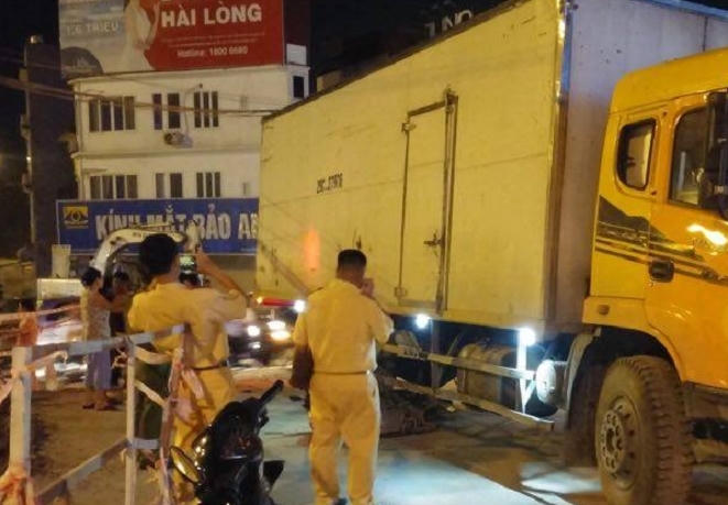 Lực lượng chức năng có mặt tại hiện trường làm rõ nguyên nhân vụ tai nạn.