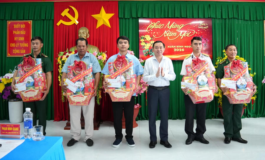 Ông Phan Thanh Duy – Ủy viên BTV Tỉnh ủy, Trưởng Ban Tổ chức Tỉnh ủy Cà Mau tặng quà Tết cho các lực lượng làm nhiệm vụ trên đảo Hòn Chuối.