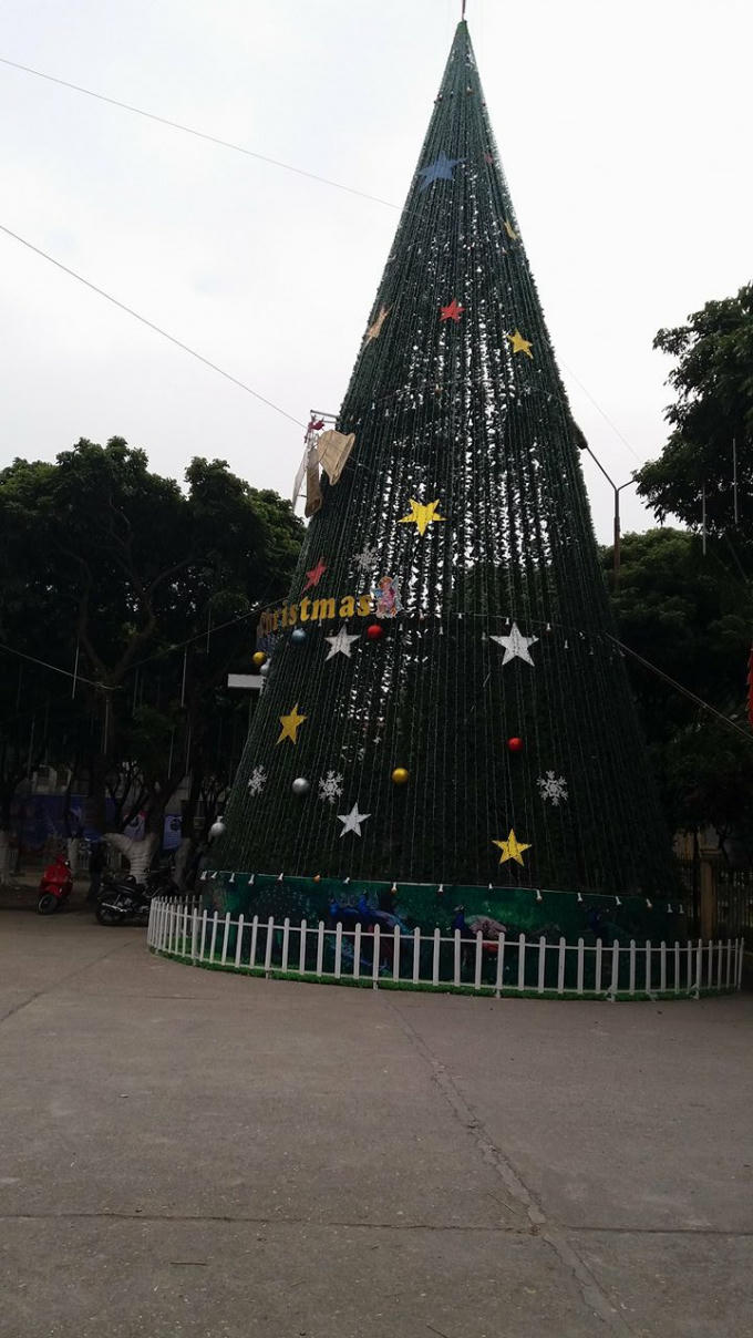 C&acirc;y th&ocirc;ng lớn đ&atilde; được trang tr&iacute; cầu kỳ v&agrave; bắt mắt.&nbsp;