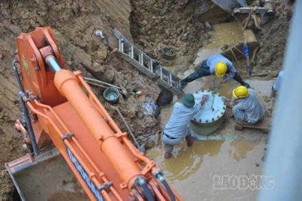 Đường ống nước sông Đà khi đưa vào sử dụng liên tục bị vỡ. Ảnh chụp lúc đường ống sông Đà bị vỡ lần thứ 10.