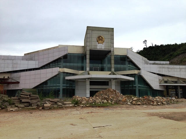 Tòa nhà Quốc môn, cũng là khu tổ hợp làm việc với trang thiết bị máy móc hiện đại nhằm phục vụ cho cửa khẩu quốc tế, sau 5 năm trời vẫn chưa bàn giao.