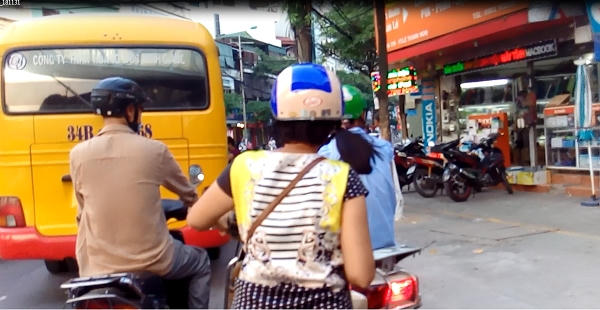 Giao thông bị rối loạn mỗi khi xe dừng bắt khách.