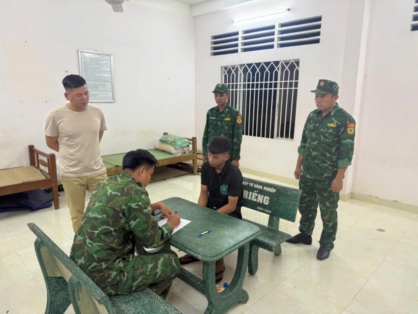 Đối tượng Lê Anh Tuấn (áo đen) làm việc với cơ quan chức năng. Ảnh: Thành Trung